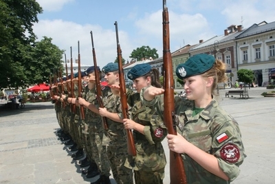 Musztra Paradna w wykonaniu sądeckich "Strzelców" -  źródło: http://nowysacz.naszemiasto.pl