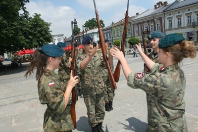 Musztra Paradna w wykonaniu sądeckich "Strzelców" -  źródło: http://nowysacz.naszemiasto.pl