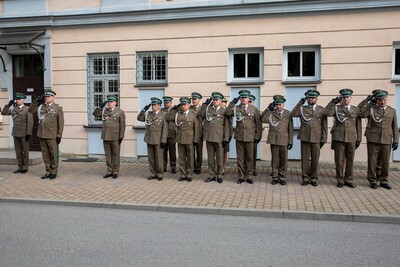 komendant karpackiego oddziału straży granicznej wraz ze swoim zastępca i kadra kierownicza oddziału oddający honor podczas odegrania hymnu Polski.