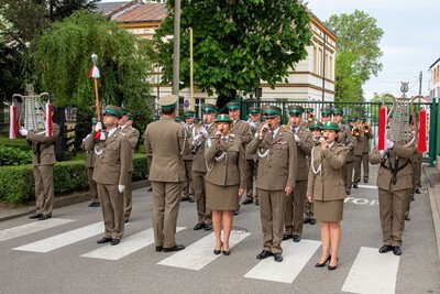 orkiestra reprezentacyjna straży granicznej wraz ze swoimi solistami wokalistami wykonuje Hymn Polski.