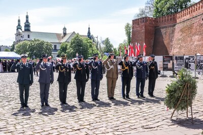 Przedstawiciele służb mundurowych składają wieniec pod Krzyżem Katyńskim w Krakowie