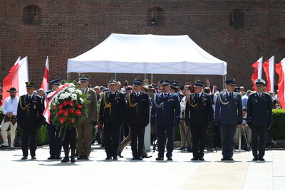 Przedstawiciele służb mundurowych składają wieniec pod Grobem Nieznanego Żołnierza na Placu Matejki w Krakowie