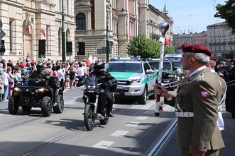 Ulica basztowa w krakowie, pojazdy służbowe straży granicznej jadą w kolumnie podczas defilady pojazdów służb mundurowych małopolski