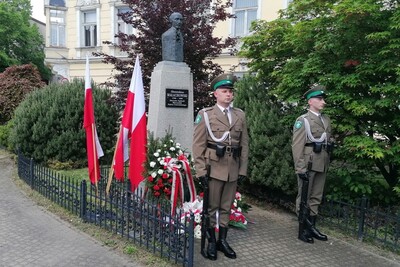 funkcjonariusze kaosg stoją pod pomnikiem marszałka małachowskiego pełnią wartę honorową