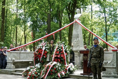 pomnik stanisława staszica w parku miejskim w biało czerwonych barwach leży pod nim kilka wieńców