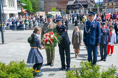 przedstawiciele służb mundurowych składają kwiaty pod pomnikiem grunwaldzkim