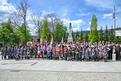 uczestnicy uroczystości stoją na tle pomnika grunwaldzkiego na placu niepodległości w zakopanem