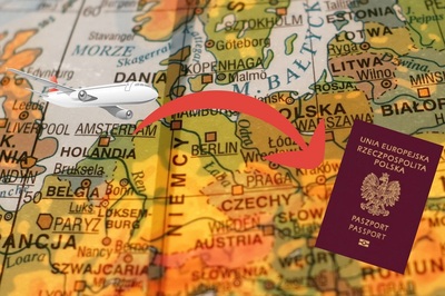 Na zdjęciu widać mapę Europy, na której leży po prawej stronie paszport w kolorze bordowym ze złotymi napisami. Tam gdzie jest na mapie Holandia widać czerwoną strzałkę do Krakowa sugerująca kierunek przylotu. Po lewej stronie widać samolot.