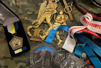 Widok na leżące medale z poszczególnych biegów