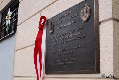 Tablica w fasadzie budynku KaOSG upamiętniająca Marszałka Józefa Piłsudskiego