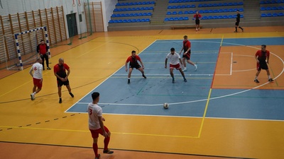 Reprezentanci Karpackiego Oddziału Straży Granicznej w hali sportowej podczas turnieju piłki nożnej