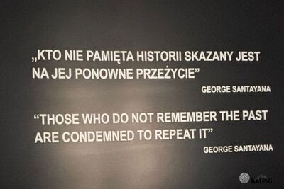 Zdjęcie tekstu w języku polskim i angielskim na czarnym tle. Polski cytat brzmi: „KTO NIE PAMIĘTA HISTORII SKAZANY JEST NA JEJ PONOWNE PRZEŻYCIE”. Angielski cytat to: “THOSE WHO DO NOT REMEMBER THE PAST ARE CONDEMNED TO REPEAT IT”. Oba cytaty są przypisane George&#039;owi Santayana.