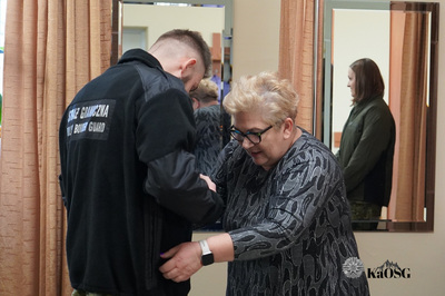 Nowo przyjęci do służby funkcjonariusze przymierzają mundury służbowe Straży Granicznej