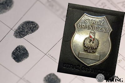 Na karcie daktyloskopijnej z odciskami palców leży odznaka funkcjonariusza sg w skórzanym etui