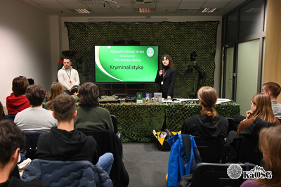 Na zdjęciu widoczni studenci w czasie prelekcji dla studentów AGH na temat służby w  Straży Granicznej.