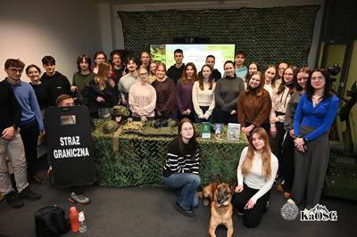Na zdjęciu widoczni studenci w czasie prelekcji dla studentów AGH na temat służby w  Straży Granicznej.