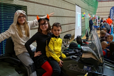 Funkcjonariusze KaOSG zapewniają atrakcje dzieciom
