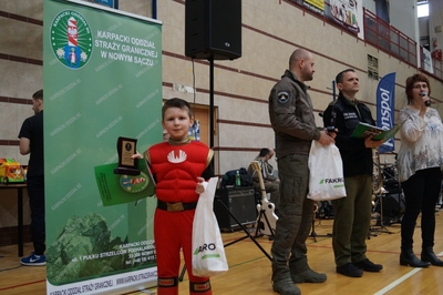 Funkcjonariusze KaOSG zapewniają atrakcje dzieciom