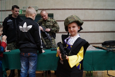 Funkcjonariusze KaOSG zapewniają atrakcje dzieciom