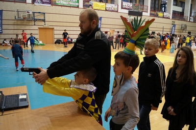 Funkcjonariusze KaOSG zapewniają atrakcje dzieciom
