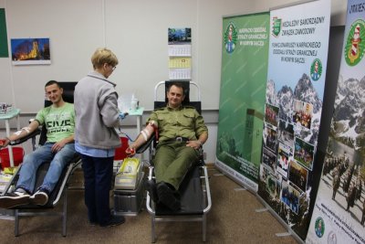 Krwiodawcy podczas akcji "spoKREWnieni służbą" na terenie KaOSG #9