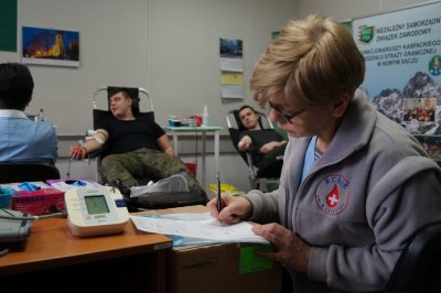 Krwiodawcy podczas akcji "spoKREWnieni służbą" na terenie KaOSG