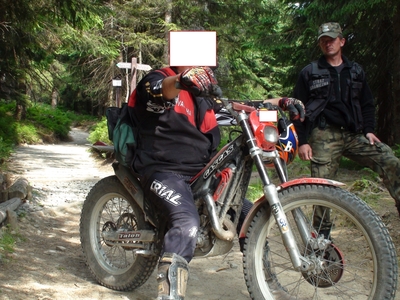 Wspólny patrol funkcjonariuszy KaOSG ze Strażą Parku - źródło: Gorczański Park Narodowy