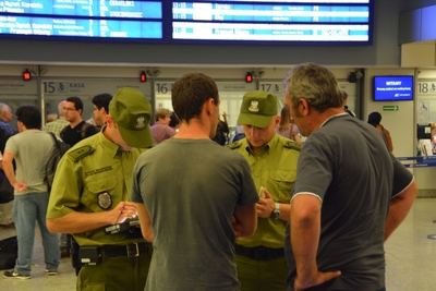 Funkcjonariusze PSG Kraków-Balice przeprowadzają kontrolę legalności pobytu