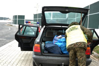 Papierosy bez polskich znaków akcyzy skarbowej ujawnione w samochodzie 