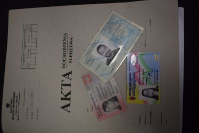 Dokumenty migrantów  z Iranu zatrzymanych na lotnisku 