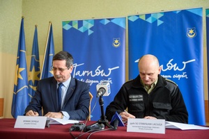 Podpisanie przekazania darowizny fot. www.tarnow.pl