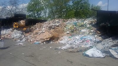 Nielegalna praca w sortowni odpadów #1