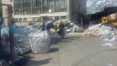 Nielegalna praca w sortowni odpadów #2