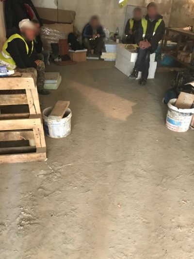 Pomocnicy budowlani bez zezwoleń na pracę 