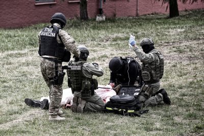 Zdjęcie poglądowe. Funkcjonariusze KaOSG podczas zajęć z zakresu medycyny taktycznej.