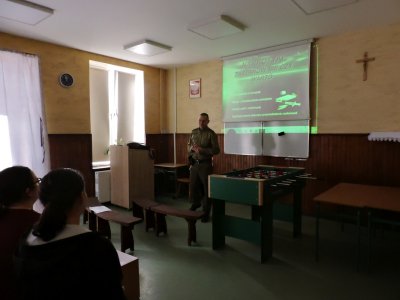 Funkcjonariusze SG podczas spotkania z dziećmi  /fot. Szkoła Podstawowa im. Najświętszej Rodziny z Nazaretu / 