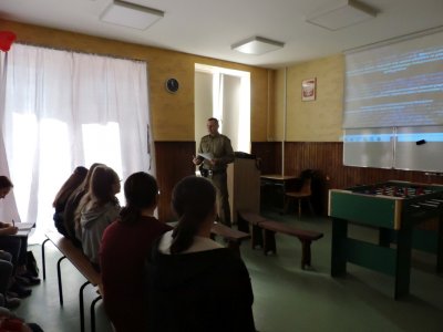 Funkcjonariusze SG podczas spotkania z dziećmi  /fot. Szkoła Podstawowa im. Najświętszej Rodziny z Nazaretu / 