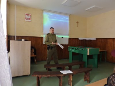Funkcjonariusze SG podczas spotkania z dziećmi  /fot. Szkoła Podstawowa im. Najświętszej Rodziny z Nazaretu / 
