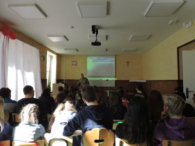 Funkcjonariusze SG podczas spotkania z dziećmi  /fot. Szkoła Podstawowa im. Najświętszej Rodziny z Nazaretu / 