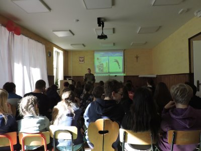 Funkcjonariusze SG podczas spotkania z dziećmi  /fot. Szkoła Podstawowa im. Najświętszej Rodziny z Nazaretu / 