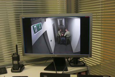 Funkcjonariusze SG prowadzą zatrzymanego 