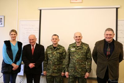 Komendant KaOSG poprowadził lekcję dla młodzieży z II LO w Krakowie 