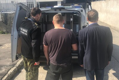 Dwóch zatrzymanych mężczyzn w drodze do zakładu karnego