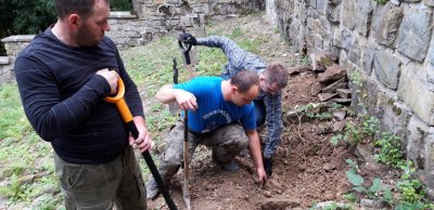 Funkcjonariusze KaOSG przywracają blask nekropolii