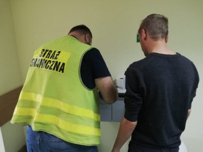 Z paszportem brata bliźniaka przez granicę 