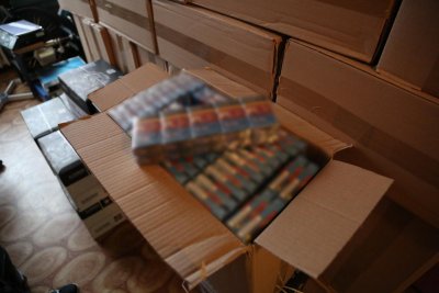 Funkcjonariusze SG z Tarnowa oraz policjanci przechwycili ponad 400 tys. sztuk papierosów bez akcyzy - fot. KWP Kraków 