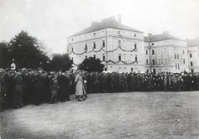 Marszałek Józef Piłsudski przed defiladą w koszarach 1 pułku strzelców podhalańskich. Ze zbiorów Muzeum Okręgowego w Nowym Sączu.