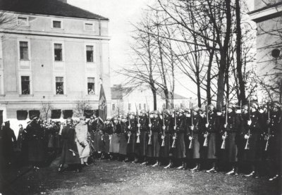 Marszałek Józef Piłsudski przed kompanią honorową. Ze zbiorów Muzeum Okręgowego w Nowym Sączu.