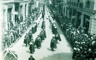 Żołnierze 1 P.S.P. w kondukcie pogrzebowym z ciałem tragicznie zmarłego Ministra Spraw Wewnętrznych Bronisława Pierackiego, 19 czerwca 1934 r., ul. Jagiellońska, Nowy Sącz. AF 9461