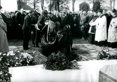 Żołnierze 1 P.S.P. składający wieniec na powtórnych uroczystościach pogrzebowych Bronisława Pierackiego na Starym Cmentarzu w Nowym Sączu 19 października 1935 r. AF9473